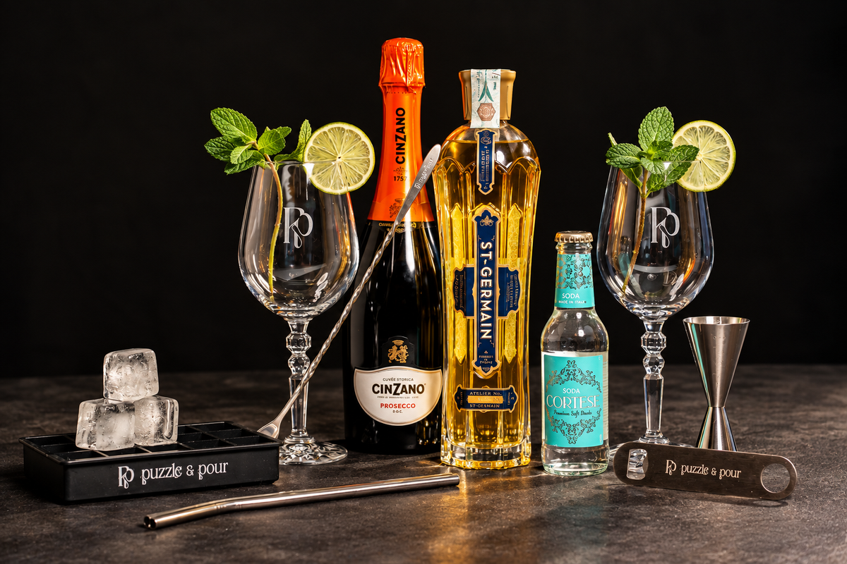 Box Hugo Spritz Puzzle & Pour con St-Germain, Prosecco Cinzano, soda Cortese, bicchieri e accessori da cocktail. Kit elegante per preparare a casa un Hugo Spritz fresco e profumato, perfetto come idea regalo per chi ama aperitivi, cocktail e mixology.