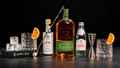 Box Old Fashioned Puzzle & Pour con Bulleit Rye, Angostura, bicchieri e accessori da cocktail, ideale come idea regalo per appassionati di whisky e mixology.