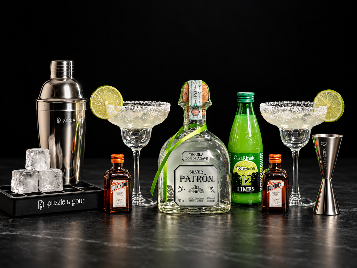 Margarita Premium Box di Puzzle & Pour con Patrón Silver Tequila, Cointreau, succo di lime, due coppe Margarita e attrezzatura professionale da bartender. Kit cocktail completo e idea regalo originale per gli amanti dei cocktail e della mixology.