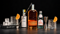Box cocktail Old Fashioned Puzzle & Pour con Bulleit Bourbon, Angostura e accessori da bar per preparare a casa un Old Fashioned autentico. Idea regalo elegante per appassionati di whisky, cocktail e mixology.