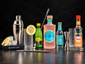 Gin Fizz Malfy Rosa Premium Box di Puzzle & Pour, kit cocktail completo con gin Malfy Rosa, Soda Cortese, succo di limone, sciroppo di zucchero, bicchieri e attrezzatura da bartender. Un'idea regalo originale per gli amanti dei cocktail, perfetta per compleanni, Natale e occasioni speciali.
