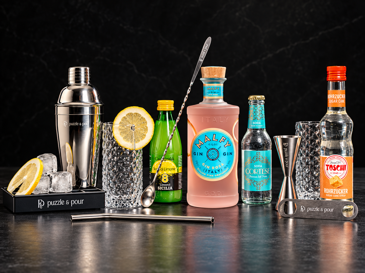 Gin Fizz Malfy Rosa Premium Box di Puzzle & Pour, kit cocktail completo con gin Malfy Rosa, Soda Cortese, succo di limone, sciroppo di zucchero, bicchieri e attrezzatura da bartender. Un'idea regalo originale per gli amanti dei cocktail, perfetta per compleanni, Natale e occasioni speciali.