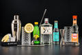 Roku Gin Fizz Premium Box di Puzzle & Pour con Roku Gin giapponese, Soda Cortese, succo di limone, sciroppo Toschi, due bicchieri e attrezzatura professionale da bartender. Kit cocktail completo e idea regalo originale per gli amanti del gin e della mixology.