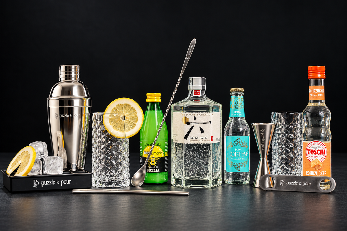 Roku Gin Fizz Premium Box di Puzzle & Pour con Roku Gin giapponese, Soda Cortese, succo di limone, sciroppo Toschi, due bicchieri e attrezzatura professionale da bartender. Kit cocktail completo e idea regalo originale per gli amanti del gin e della mixology.